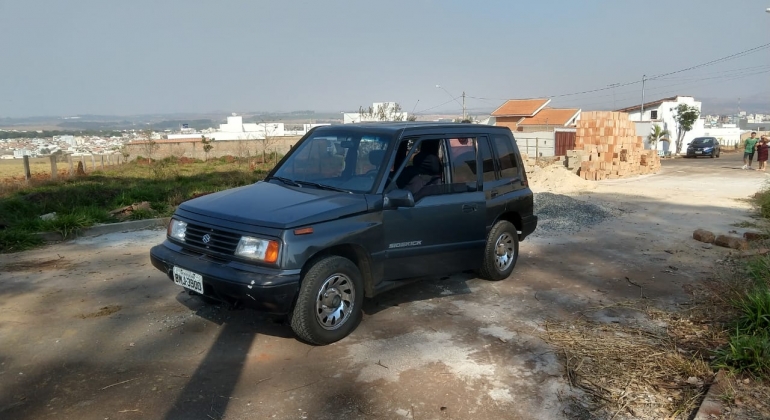 Ladrões roubam carro em Patos de Minas são perseguidos pela PM e abandonam veículo Ladrões roubam carro em Patos de Minas são perseguidos pela PM e abandonam veículo