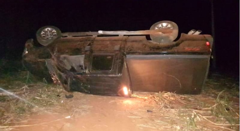 Motorista  embriagado capota caminhonete na MGC-352 em Tiros