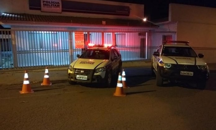 Ladrões abordam vítima dentro de veículo em Carmo do Paranaíba e roubam 12 mil reais em dinheiro Ladrões abordam vítima dentro de veículo em Carmo do Paranaíba e roubam 12 mil reais em dinheiro