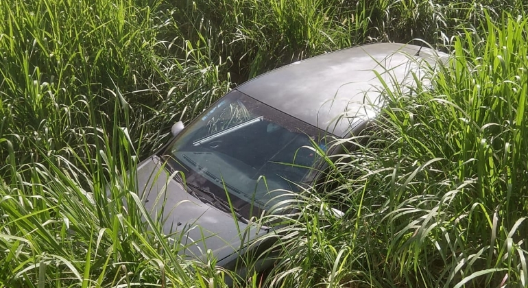 Motorista perde controle direcional e veículo cai no Córrego do Monjolo em Patos de Minas Motorista perde controle direcional e veículo cai no Córrego do Monjolo em Patos de Minas