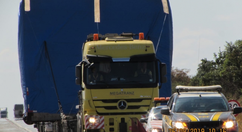 PRF faz alerta aos motoristas sobre veículo com carga excedente  que está transitando na BR-365