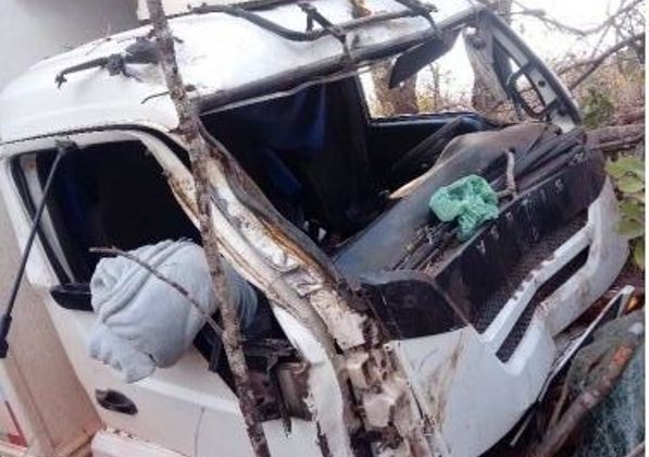 Motorista tira caminhão da pista na MG-410 em Presidente Olegário para evitar batida Motorista tira caminhão da pista na MG-410 em Presidente Olegário para evitar batida