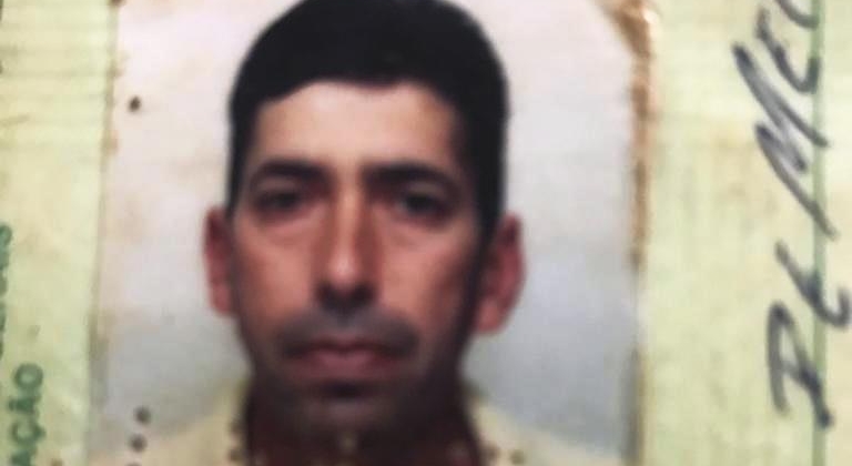 Homem morre ao ser prensando por porta de veículo contra árvore na zona rural de Carmo do Paranaíba Homem morre ao ser prensando por porta de veículo contra árvore na zona rural de Carmo do Paranaíba