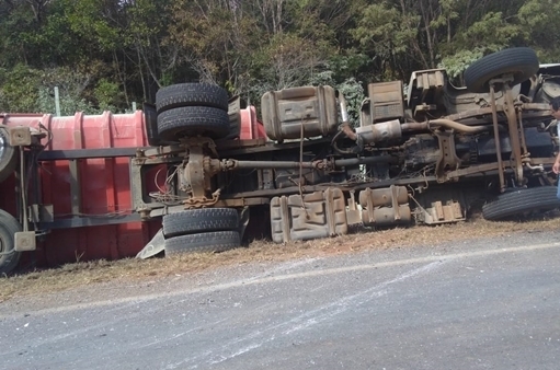 Caminhão tomba em rodovia entre São Gotardo e Matutina Caminhão tomba em rodovia entre São Gotardo e Matutina