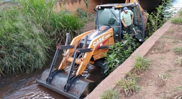 Córrego do Monjolo na cidade de Patos de Minas recebe limpeza