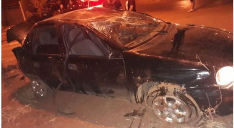 Motorista embriagada capota veículo no Bairro Nossa Senhora de Fátima em Patos de Minas Motorista embriagada capota veículo no Bairro Nossa Senhora de Fátima em Patos de Minas