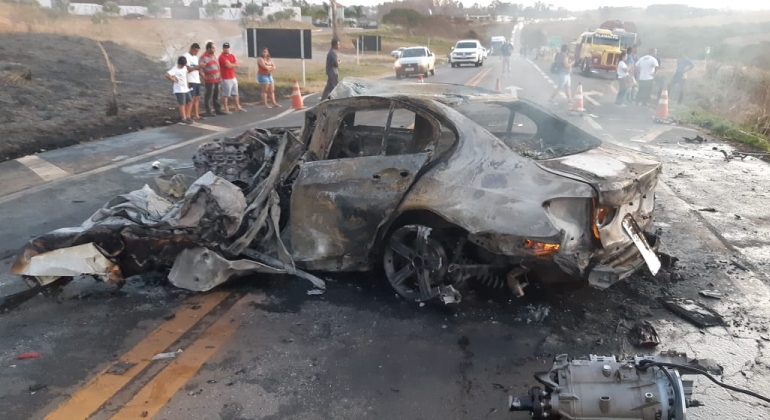 Acidente envolvendo ônibus e dois automóveis provoca morte na BR-365 em Patrocínio Acidente envolvendo ônibus e dois automóveis provoca morte na BR-365 em Patrocínio
