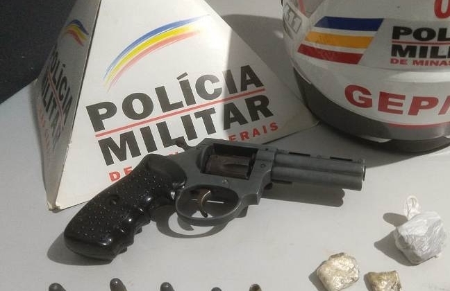 PM cumpre mandado localiza arma, droga e encaminha casal e filho para a delegacia PM cumpre mandado localiza arma, droga e encaminha casal e filho para a delegacia