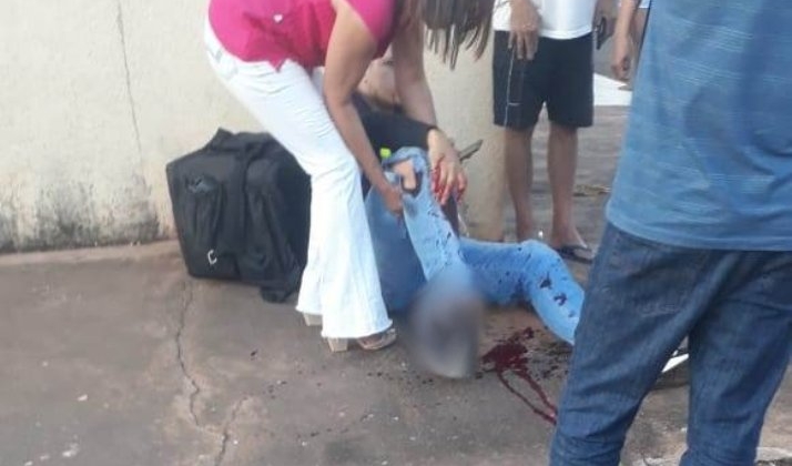 Acidente deixa motociclista sem ponta de dedo e fratura exposta em Patos de Minas Acidente deixa motociclista sem ponta de dedo e fratura exposta em Patos de Minas