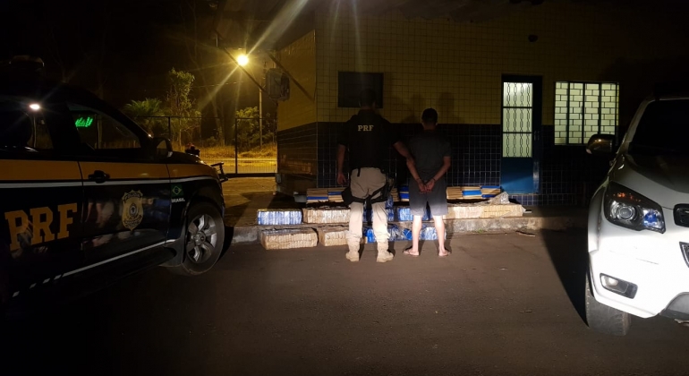 PRF de Patos de Minas apreende veículo com 485 tabletes de maconha PRF de Patos de Minas apreende veículo com 485 tabletes de maconha