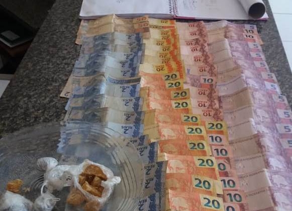 Polícia Militar de Lagoa Formosa apreende drogas e dinheiro e encaminha suspeitos para a delegacia Polícia Militar de Lagoa Formosa apreende drogas e dinheiro e encaminha suspeitos para a delegacia