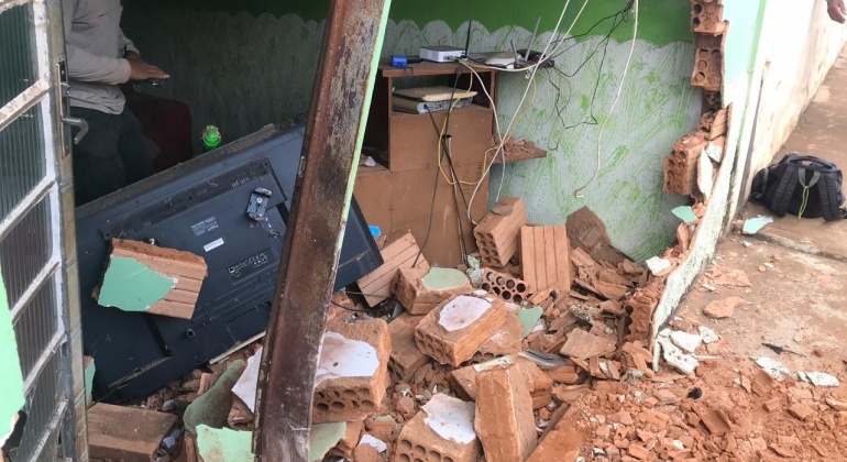 Automóvel atinge parede de residência em Carmo do Paranaíba e fere moradora Automóvel atinge parede de residência em Carmo do Paranaíba e fere moradora