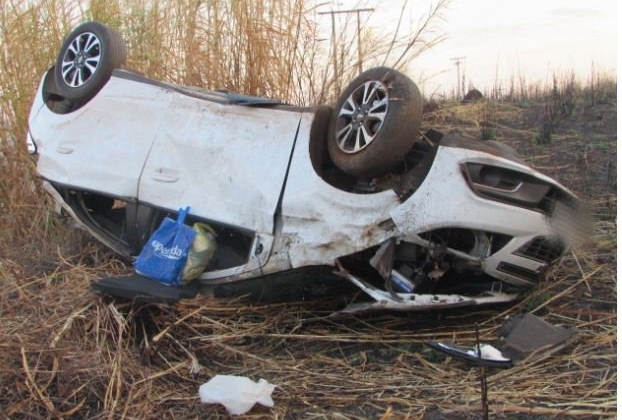 Fumaça de queimada clandestina às margens da BR-354 faz motorista capotar veículo Fumaça de queimada clandestina às margens da BR-354 faz motorista capotar veículo