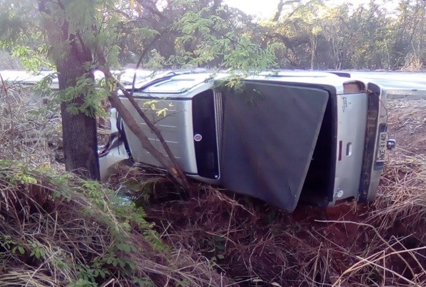 Virou rotina: Motorista dorme ao volante e capota veículo na MGC-410 Virou rotina: Motorista dorme ao volante e capota veículo na MGC-410