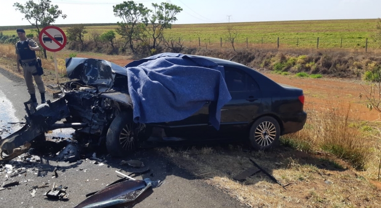 Acidente na BR-365 mata duas pessoas e deixa uma ferida Acidente na BR-365 mata duas pessoas e deixa uma ferida