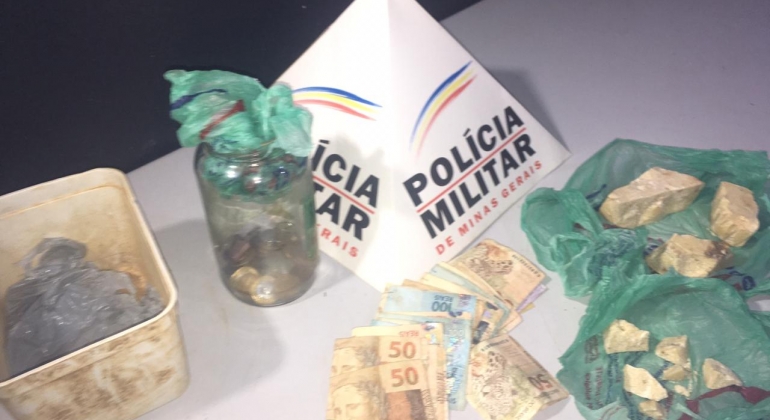Homem é preso em Patos de Minas com dinheiro e grande quantidade de droga Homem é preso em Patos de Minas com dinheiro e grande quantidade de droga