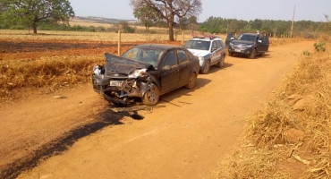 Motorista sofre fraturas nas pernas em acidente envolvendo dois veículos na zona rural de Carmo do Paranaíba Motorista sofre fraturas nas pernas em acidente envolvendo dois veículos na zona rural de Carmo do Paranaíba