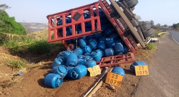 Motorista de carreta carregada com botijões de gás morre em acidente na curva do Belvedere na BR-354 Motorista de carreta carregada com botijões de gás morre em acidente na curva do Belvedere na BR-354