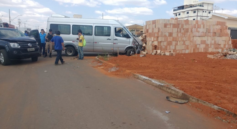 Polícia Militar registra acidente entre caminhonete e micro-ônibus na cidade de Lagoa Formosa Polícia Militar registra acidente entre caminhonete e micro-ônibus na cidade de Lagoa Formosa