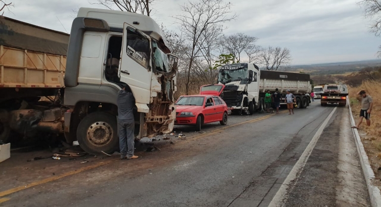 Três carretas se envolvem em acidente na MGC-354 próximo à Presidente Olegário Três carretas se envolvem em acidente na MGC-354 próximo à Presidente Olegário
