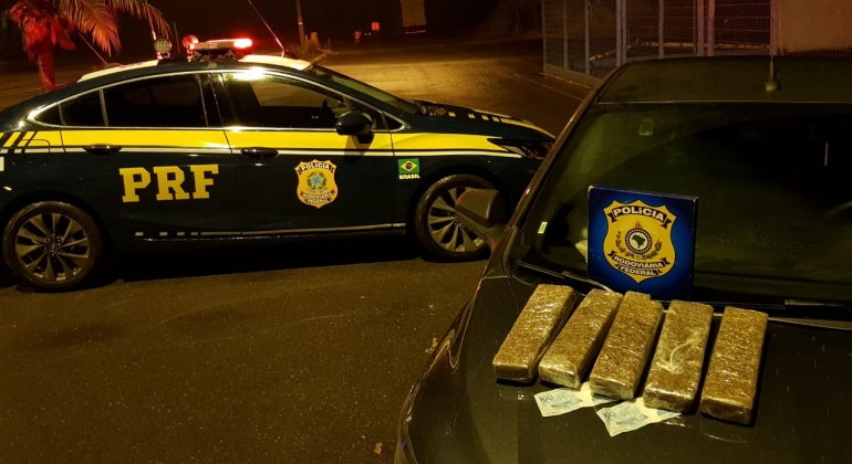 PRF de Patos de Minas apreende cinco quilos de maconha, após abordagem na BR-365 PRF de Patos de Minas apreende cinco quilos de maconha, após abordagem na BR-365
