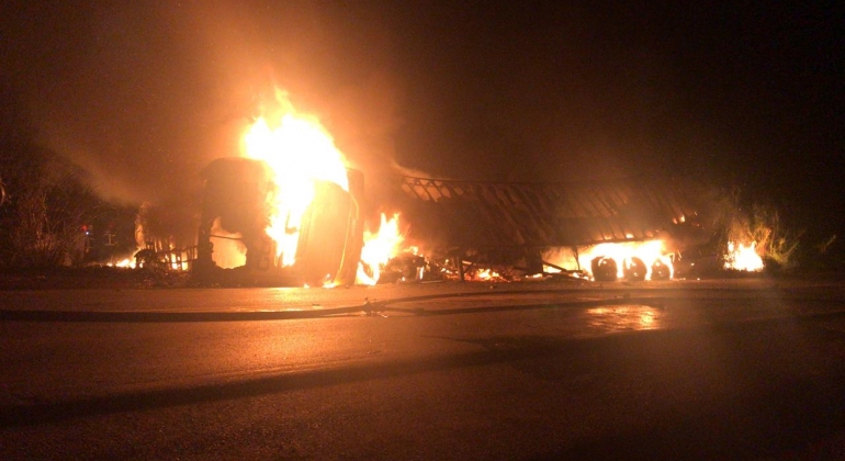 Motorista de empresa da cidade de Lagoa Formosa morre em acidente entre ônibus e carreta na BR-365 Motorista de empresa da cidade de Lagoa Formosa morre em acidente entre ônibus e carreta na BR-365