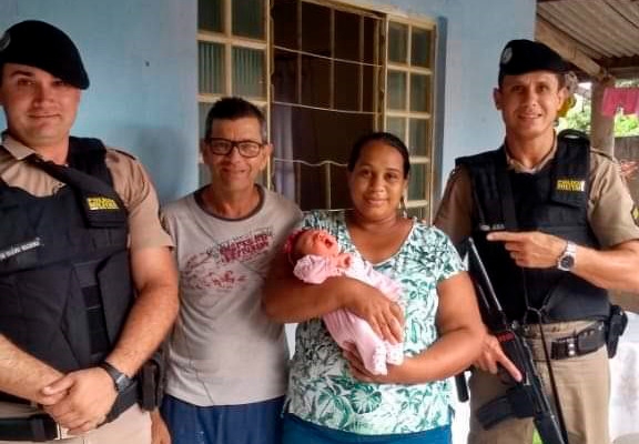 Policiais de São Gonçalo do Abaeté salvam a vida de bebê que estava engasgada Policiais de São Gonçalo do Abaeté salvam a vida de bebê que estava engasgada