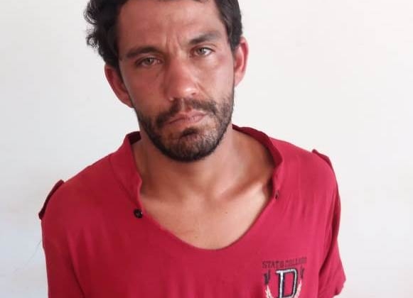 Homem que fugiu da polícia após veículo furtado ser abordado pela PM de Tiros e Arapuá é capturado Homem que fugiu da polícia após veículo furtado ser abordado pela PM de Tiros e Arapuá é capturado