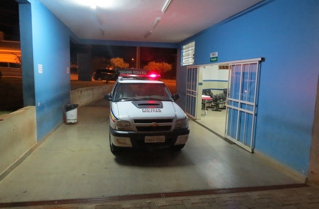 Mulher de 28 anos desfere golpe de faca no próprio irmão em Carmo do Paranaíba Mulher de 28 anos desfere golpe de faca no próprio irmão em Carmo do Paranaíba