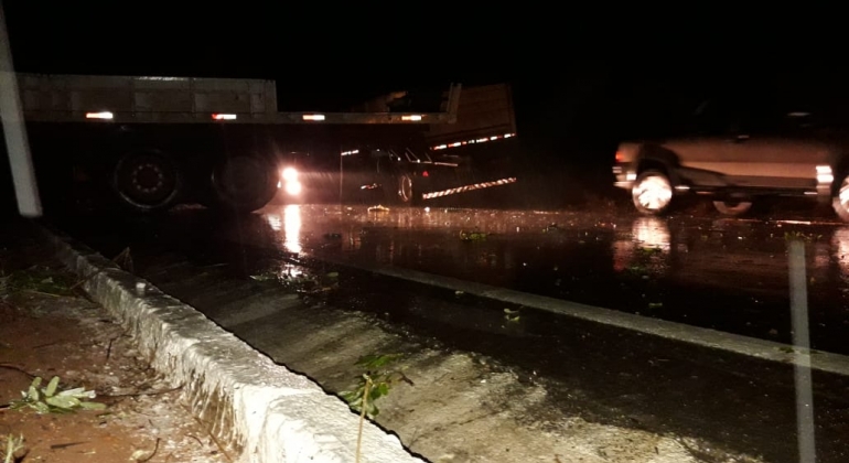 Acidente entre caminhão e carreta bitrem deixa uma vítima fatal na MG-410 em Presidente Olegário Acidente entre caminhão e carreta bitrem deixa uma vítima fatal na MG-410 em Presidente Olegário