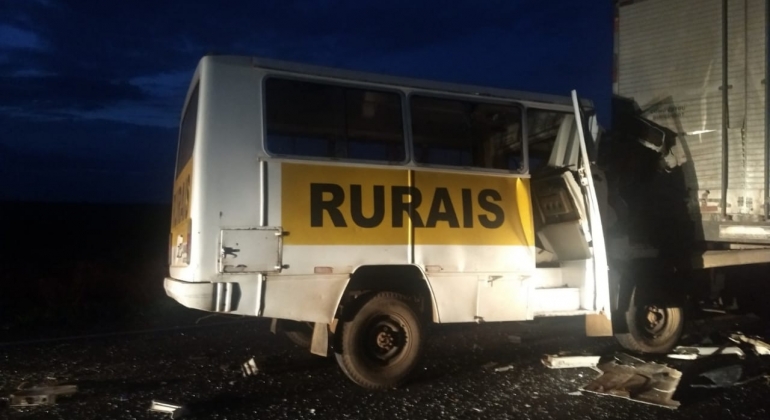 Colisão entre micro-ônibus e caminhão deixa uma vítima fatal na BR-365 em Patrocínio Colisão entre micro-ônibus e caminhão deixa uma vítima fatal na BR-365 em Patrocínio