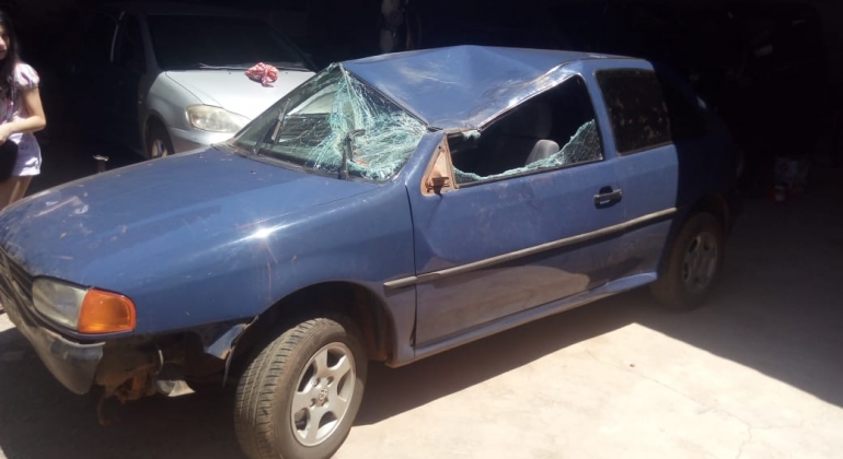 Casal fica ferido durante capotamento em estrada vicinal de Carmo do Paranaíba Casal fica ferido durante capotamento em estrada vicinal de Carmo do Paranaíba