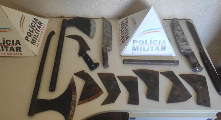 Polícia Militar de Carmo do Paranaíba apreende armas artesanais após homem agredir mulher e filha Polícia Militar de Carmo do Paranaíba apreende armas artesanais após homem agredir mulher e filha