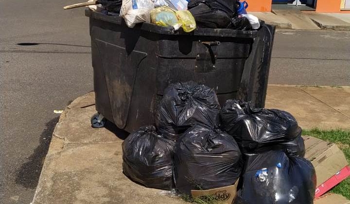 Moradores do Bairro JK em Carmo do Paranaíba reclamam do mau cheiro de contêiner de lixo