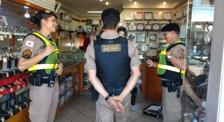 Bandidos armados assaltam relojoaria no Centro de Patos de Minas Bandidos armados assaltam relojoaria no Centro de Patos de Minas