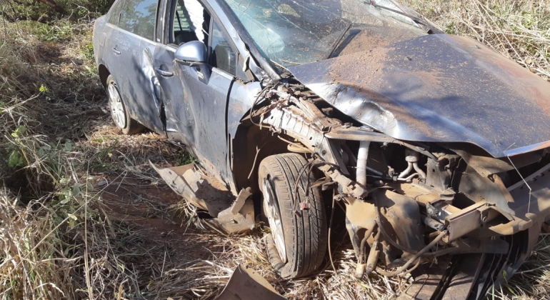 Quatro pessoas ficam feridas na BR-365 após motorista de automóvel atingir cegonheira Quatro pessoas ficam feridas na BR-365 após motorista de automóvel atingir cegonheira