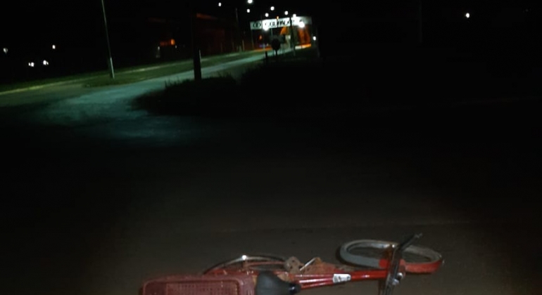 Ciclista trafegando na contramão fica gravemente ao ser atingido por carro na MG-235 Ciclista trafegando na contramão fica gravemente ao ser atingido por carro na MG-235
