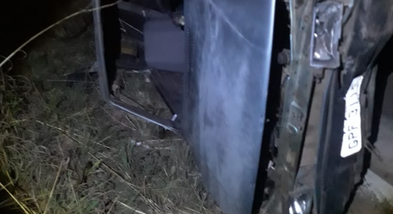 Carro capota na MGC-354 no município de Lagamar e motorista fica ferido Carro capota na MGC-354 no município de Lagamar e motorista fica ferido