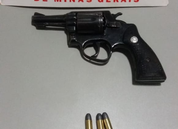 Homem de 39 anos é morto por disparos de arma de fogo na cidade de Tiros Homem de 39 anos é morto por disparos de arma de fogo na cidade de Tiros