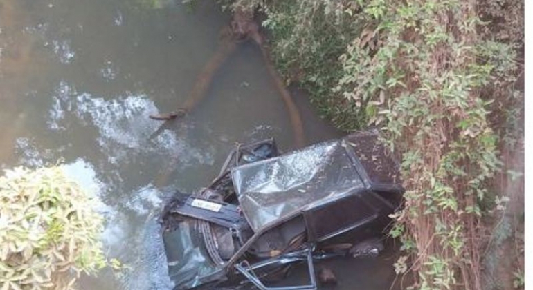Motorista inabilitado e alcoolizado cai com veículo de ponte numa altura de 10 metros Motorista inabilitado e alcoolizado cai com veículo de ponte numa altura de 10 metros