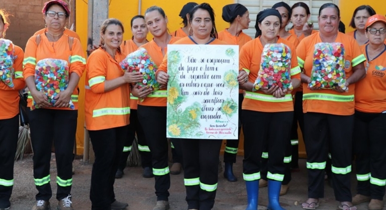 Garis de Carmo do Paranaíba recolhem 7 mil tampas de garrafas pets e encaminham para Hospital do Amor de Barretos