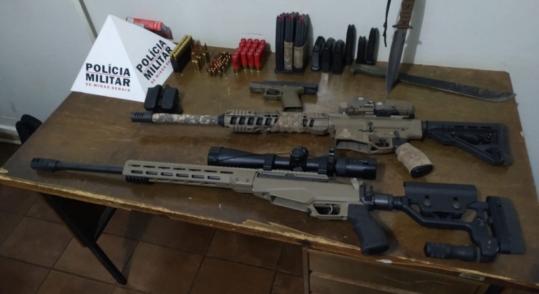 Homem é detido pela Polícia Militar com armamento pesado e javali abatido Homem é detido pela Polícia Militar com armamento pesado e javali abatido