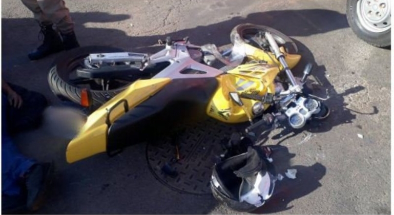 Motoqueiro inabilitado fica ferido ao atingir ônibus na cidade de Patos de Minas Motoqueiro inabilitado fica ferido ao atingir ônibus na cidade de Patos de Minas