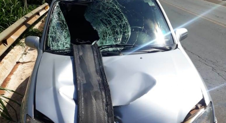 Veículo de taxista de Lagoa Formosa é atingido por banda de recapagem de pneu de bitrem Veículo de taxista de Lagoa Formosa é atingido por banda de recapagem de pneu de bitrem