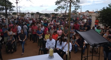 Cemitérios de Carmo do Paranaíba,Lagoa Formosa e Patos de Minas recebem milhares de pessoas no Dia de Finados