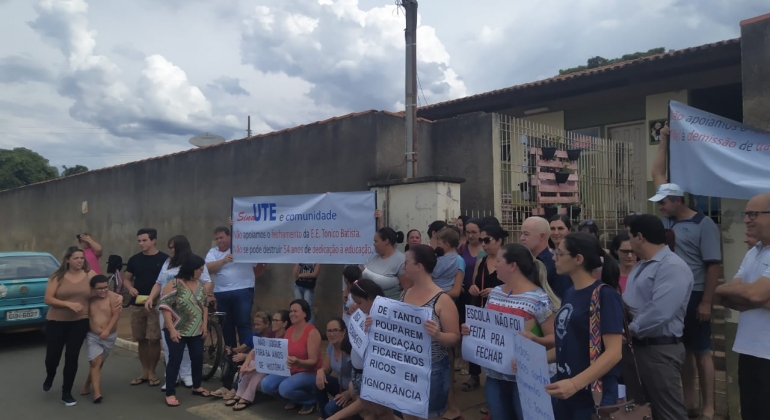 Pais, professores e estudantes protestam contra possível fechamento de escola em Presidente Olegário