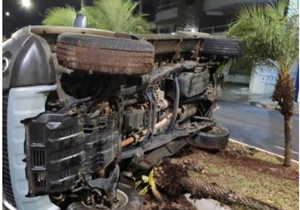 Motorista perde controle e tomba carro em avenida no centro de Patos de Minas Motorista perde controle e tomba carro em avenida no centro de Patos de Minas