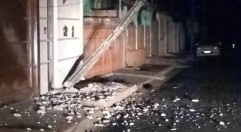 Motorista embriagado atinge poste de iluminação pública em Arapuá e acaba preso Motorista embriagado atinge poste de iluminação pública em Arapuá e acaba preso