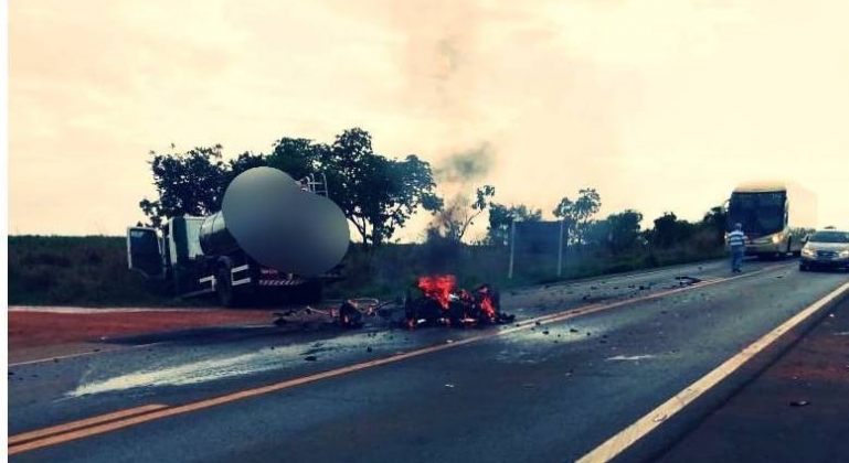 Motociclista em moto de 1000 cilindradas bate em traseira de caminhão e morre na BR-365 Motociclista em moto de 1000 cilindradas bate em traseira de caminhão e morre na BR-365