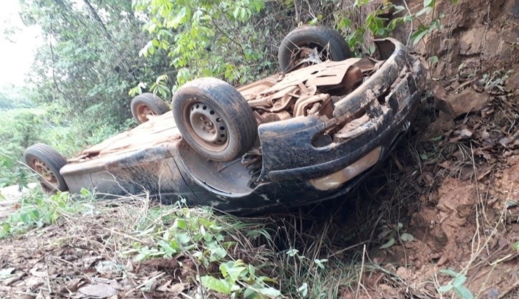 Automóvel capota na serra da Ponte do Ribeirão Salitre no município de Presidente Olegário Automóvel capota na serra da Ponte do Ribeirão Salitre no município de Presidente Olegário